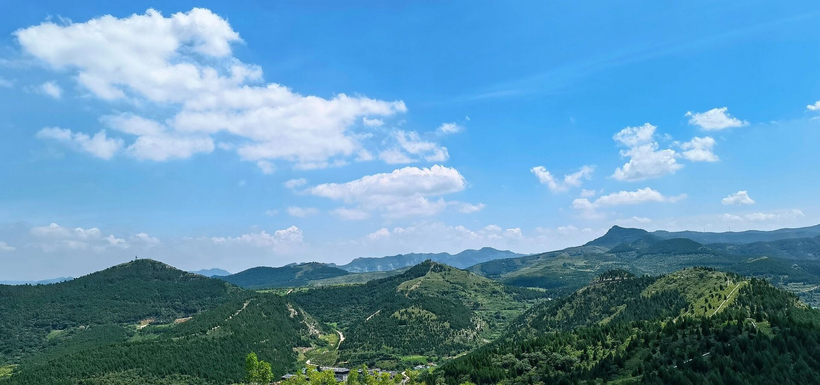 济南社区中的山体公园—涵玉公园,金龟山 暴雨之后的济南又开始升温了