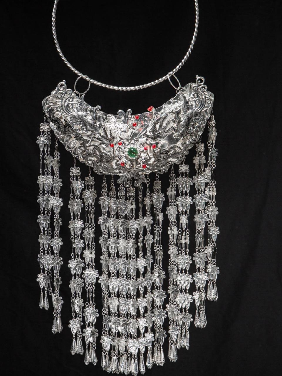 苗族银饰 | 古老技艺的錾美之美 璀璨苗银之项圈 	 项圈由小到大多达