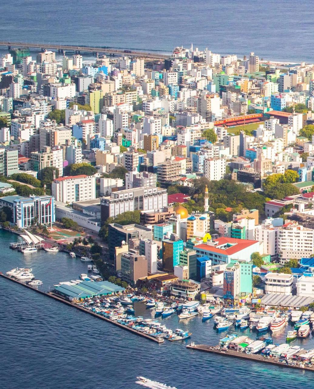 马累岛上密密麻麻都是楼房,总人口约25万人,已经没有多余的空地了