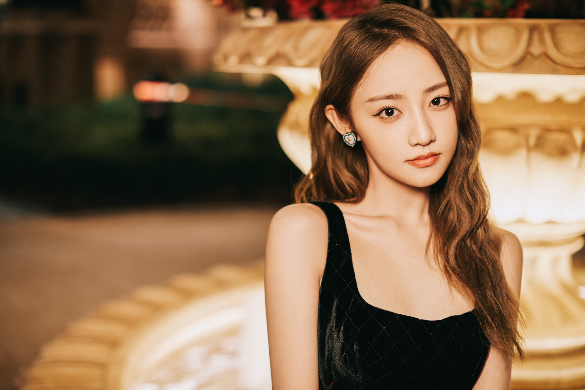 吴佳怡黑色吊带礼服裙写真组图:华灯初上,霓虹诗意.