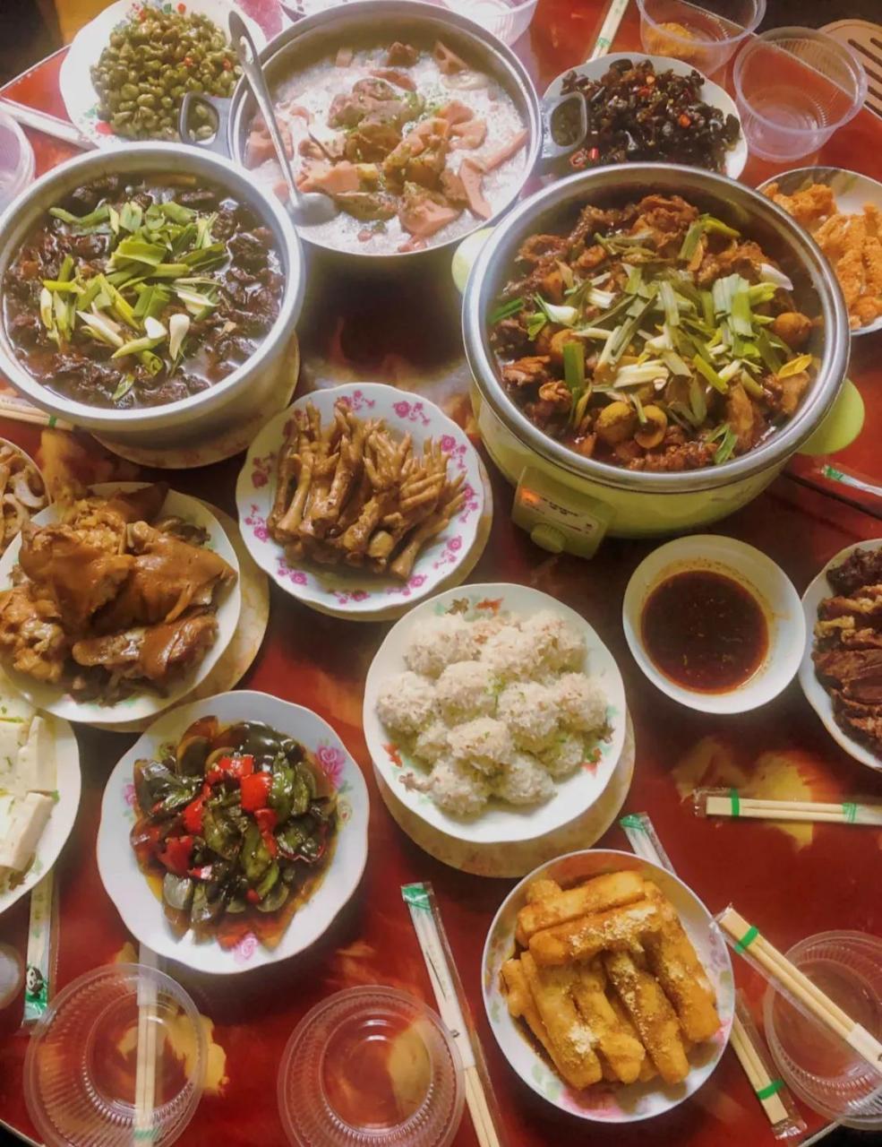 湖北农村办酒席特别隆重,菜一定要新鲜,都是请附近专门做酒宴的厨师