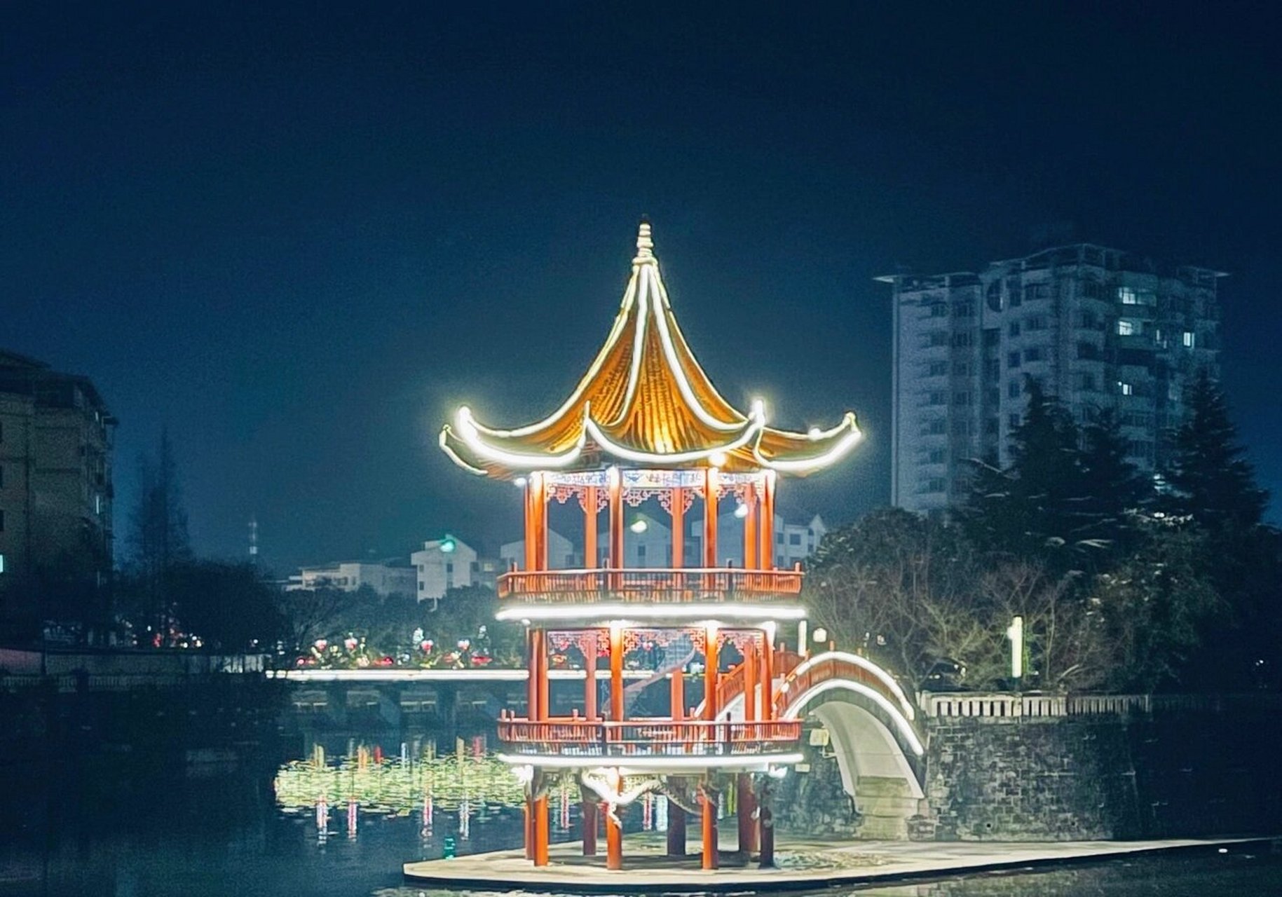 手机随拍|宁强三角洲凉亭夜拍 晚上散步的时候路过刚好看见 就掏出