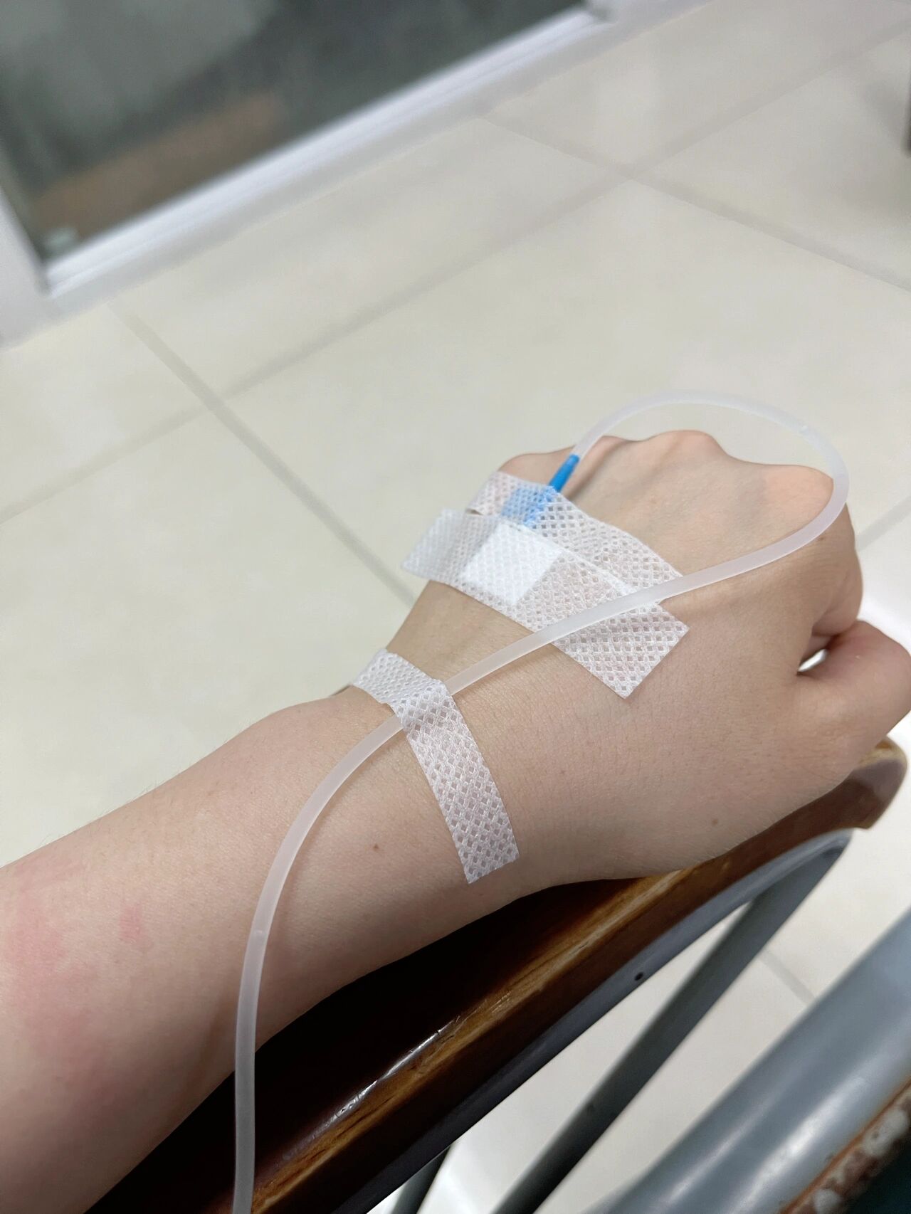 一个人来医院挂急诊 打吊瓶,是几级孤独