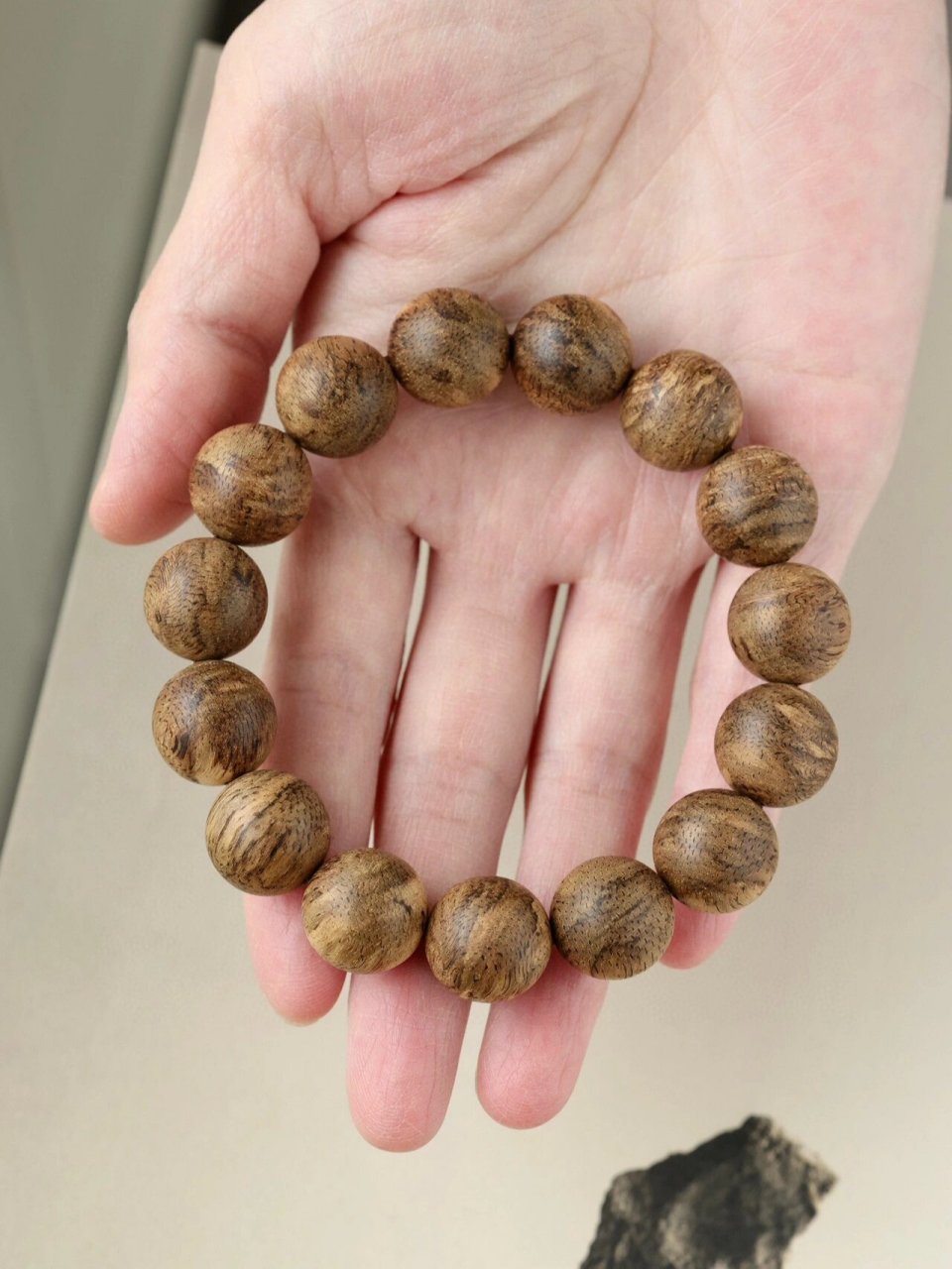 文莱沉香"14mm手串" 油脂斑驳密布,香气高雅,细品花香柔美,甘甜有韵