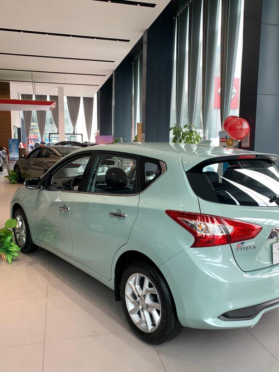 不到十万的两厢小轿车.适合女生开的小车车 这款绿色的骐达太治愈啦!