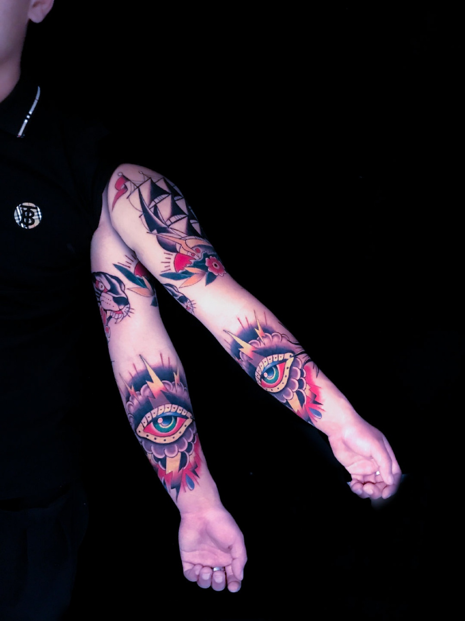 old school:起源于20世纪初的西方纹身风格,以粗重的黑色轮廓,鲜艳的