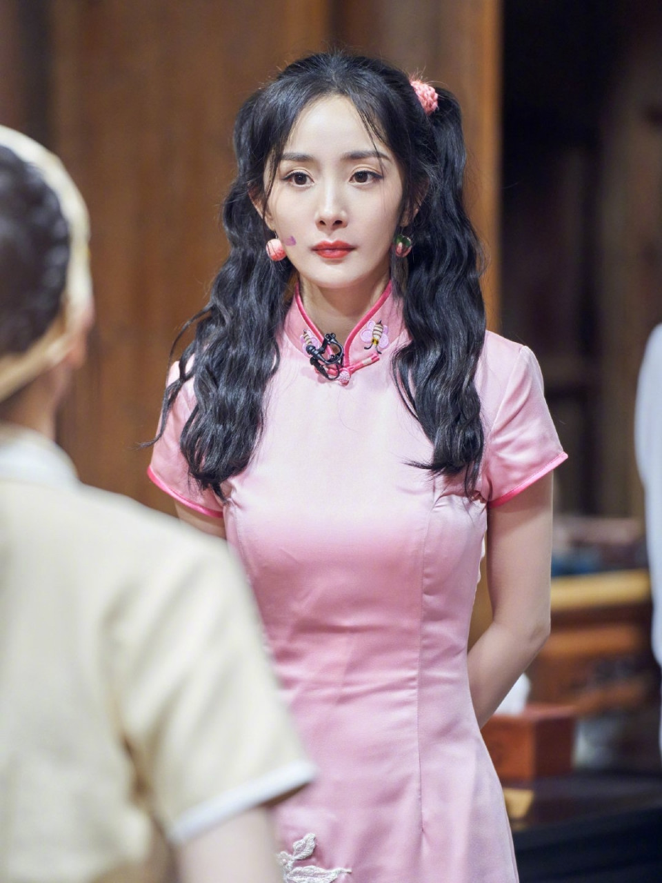 杨幂,粉色旗袍双马尾,又美又媚