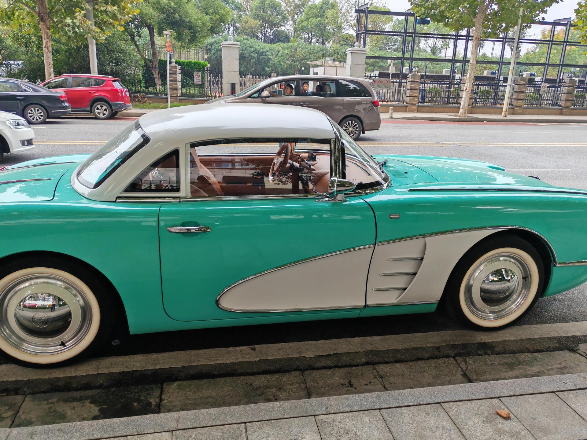 byd 松散 刚要进小区就看到楼下停了一辆装13神车.