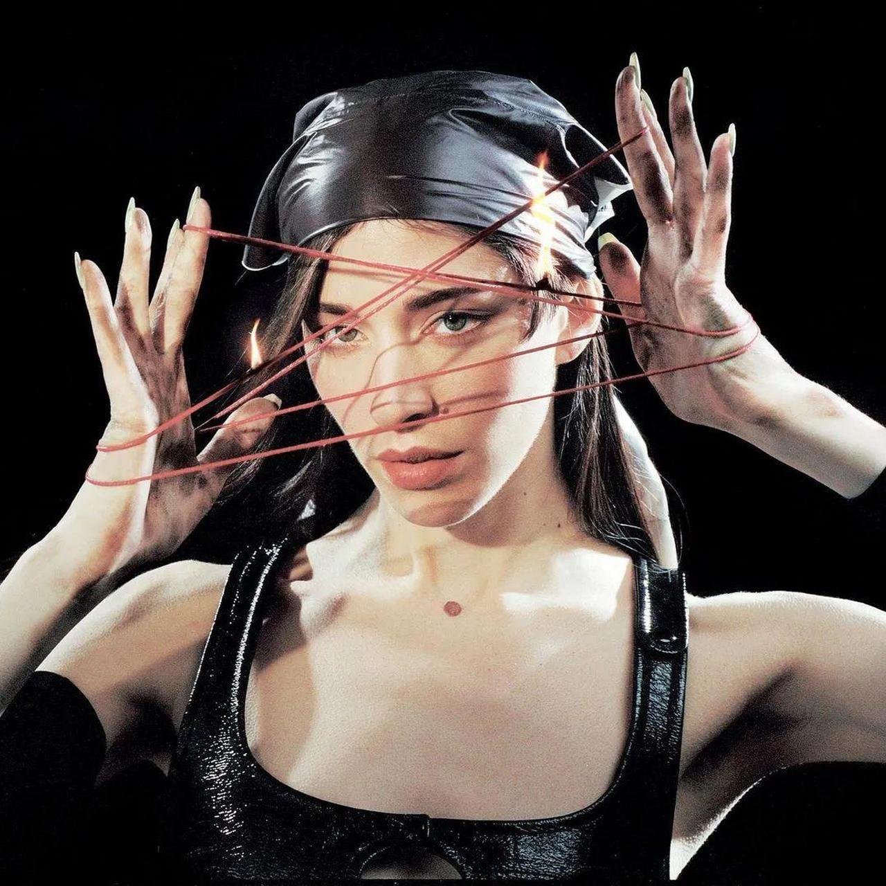 37岁的美国创作歌手 caroline polachek(卡罗琳·波拉切克)最新写真