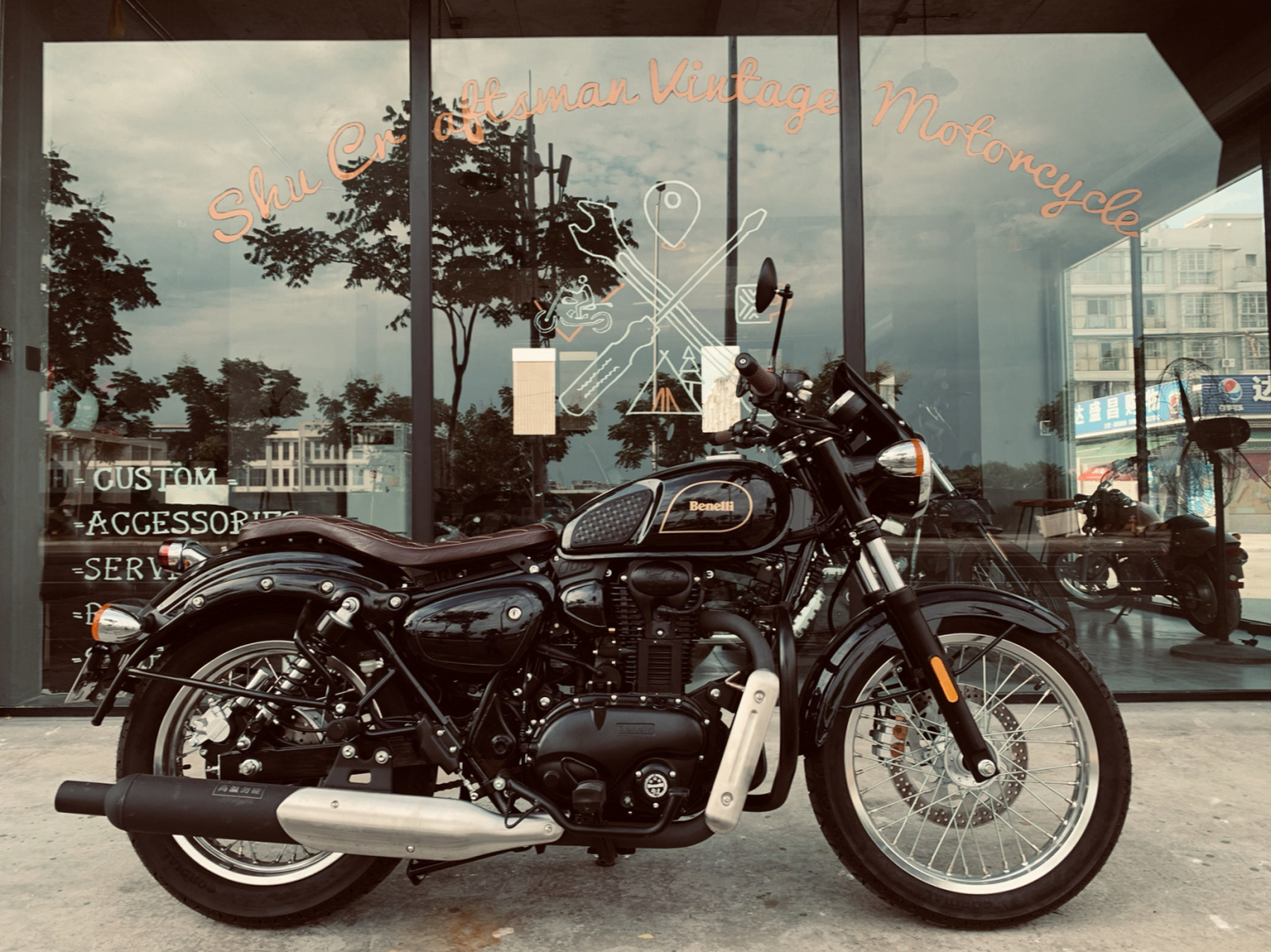 这肯定是一款外观很成功的车 贝纳利·帝国400