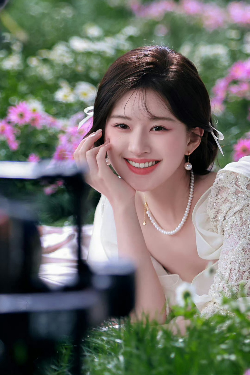 赵露思最新营业,温润如玉的富家千金无疑了～