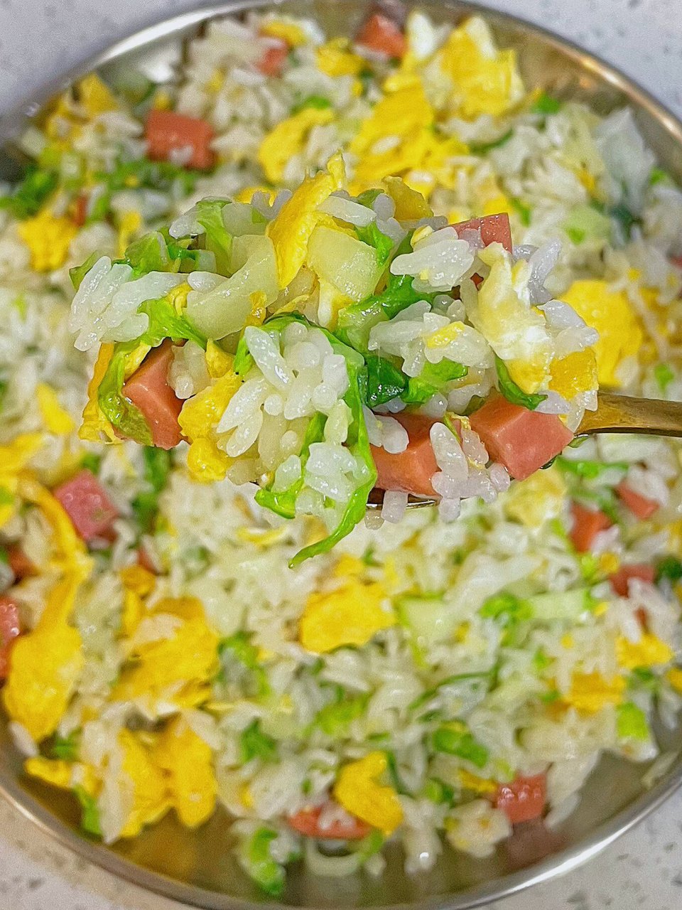 健康简单又美味的火腿肠鸡蛋青菜炒饭～～ 91做法: 16615煮好