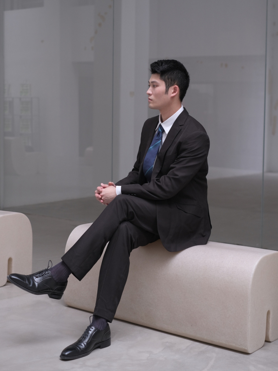 经常穿西装的男生,会变得很严谨,不苟言笑,甚至高冷,所以发现很多人