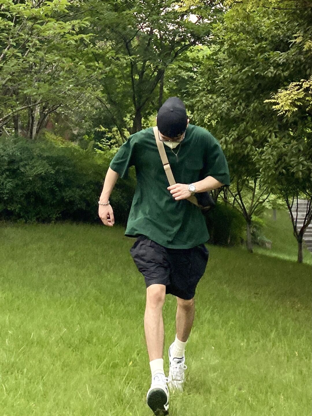 绿色t恤配什么颜色裤子绿色短裤怎么搭配上衣图片ootd