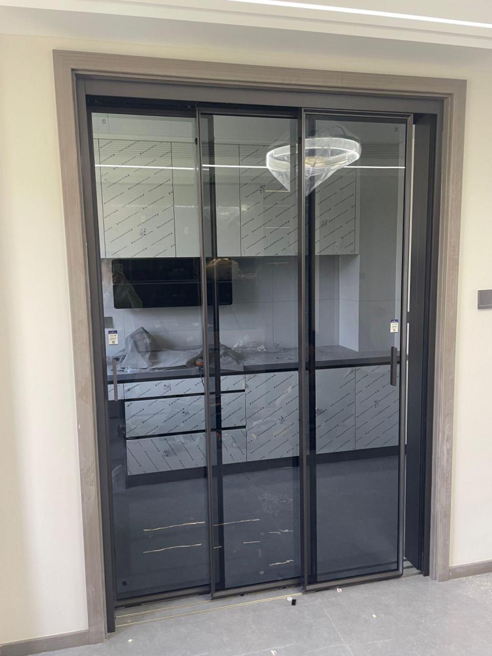 厨房三联动推拉门已装好,选的单灰玻加月光灰加两个阻尼器,你们都是