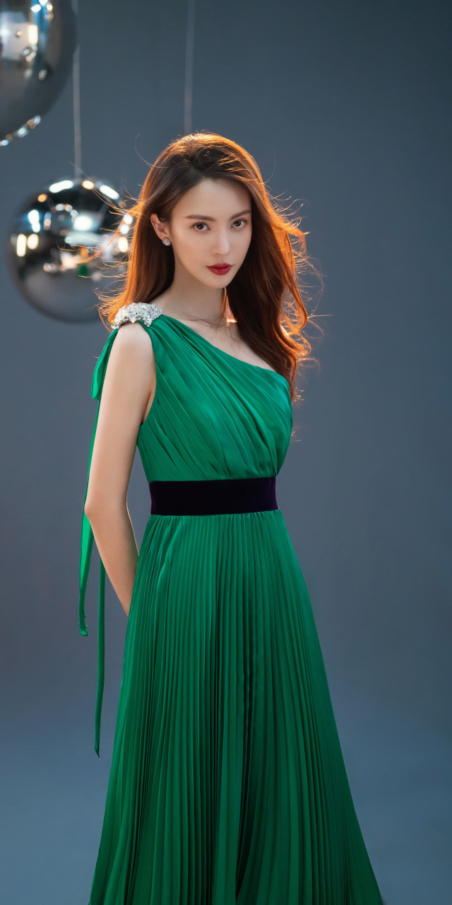 金晨壁纸,绿裙轻舞,柔美吸睛