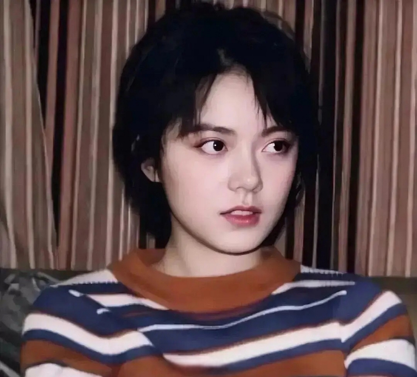 赵今麦这个短发造型和王菲年轻时一模一样,王菲如果要拍自传可以考虑