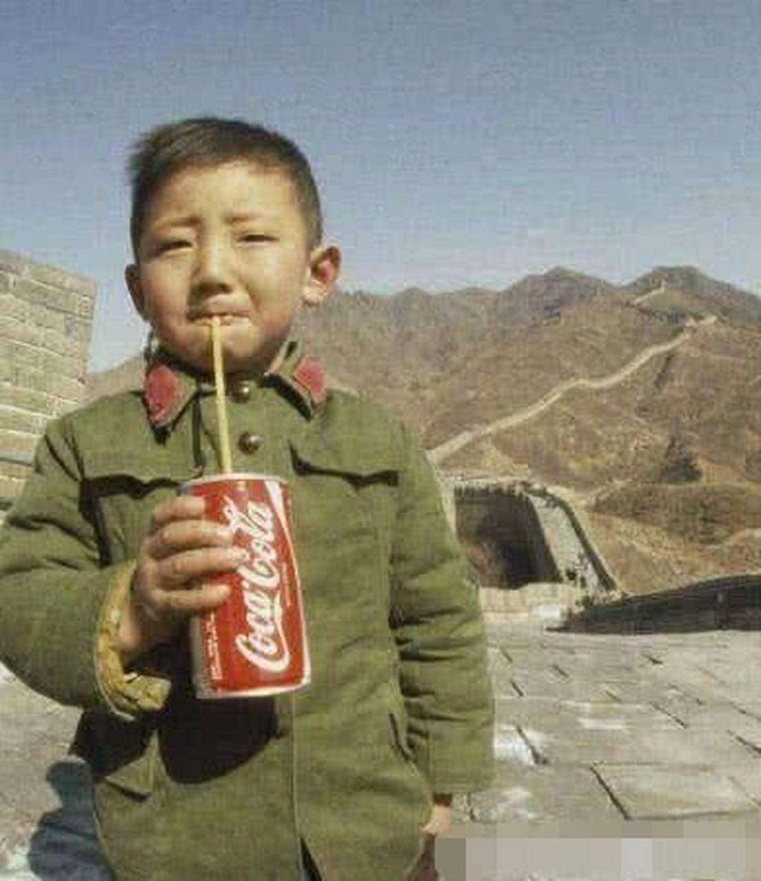 "照片上这个男孩被称为"新中国第一个喝可乐的男孩",42年后,本人接受