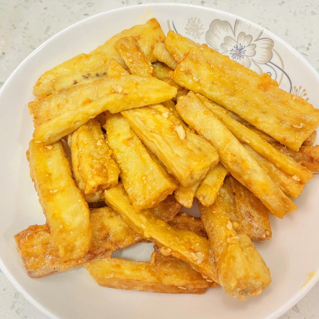 咸蛋黄茄子98 记得有一次在某个湘菜馆吃到了一份咸蛋黄茄子,那味道