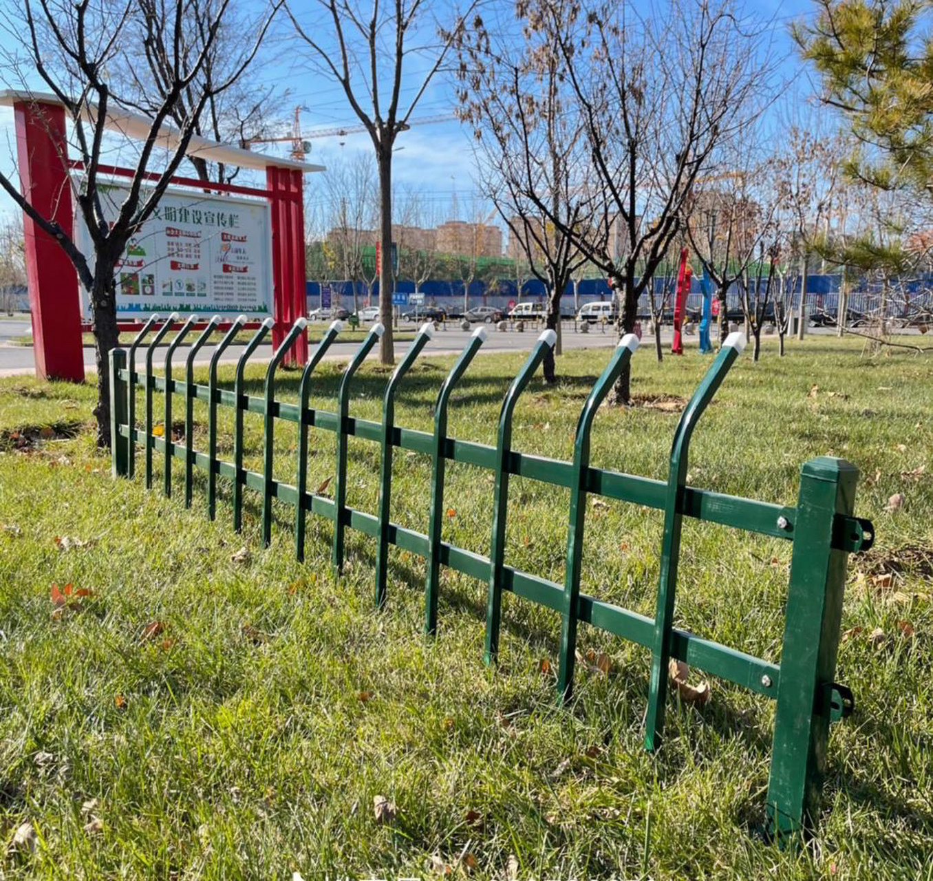 花池围栏花园栅栏绿化围栏花园草坪护栏 花园草坪护栏是指安装在草坪