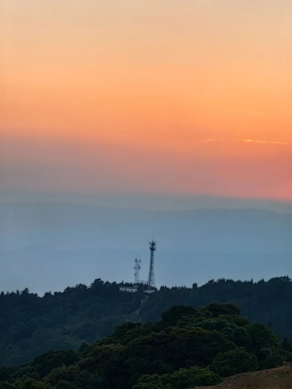 初夏的傍晚沉浸在柔风里,一片美好,约上三两好友,一起去马鹿滚塘看