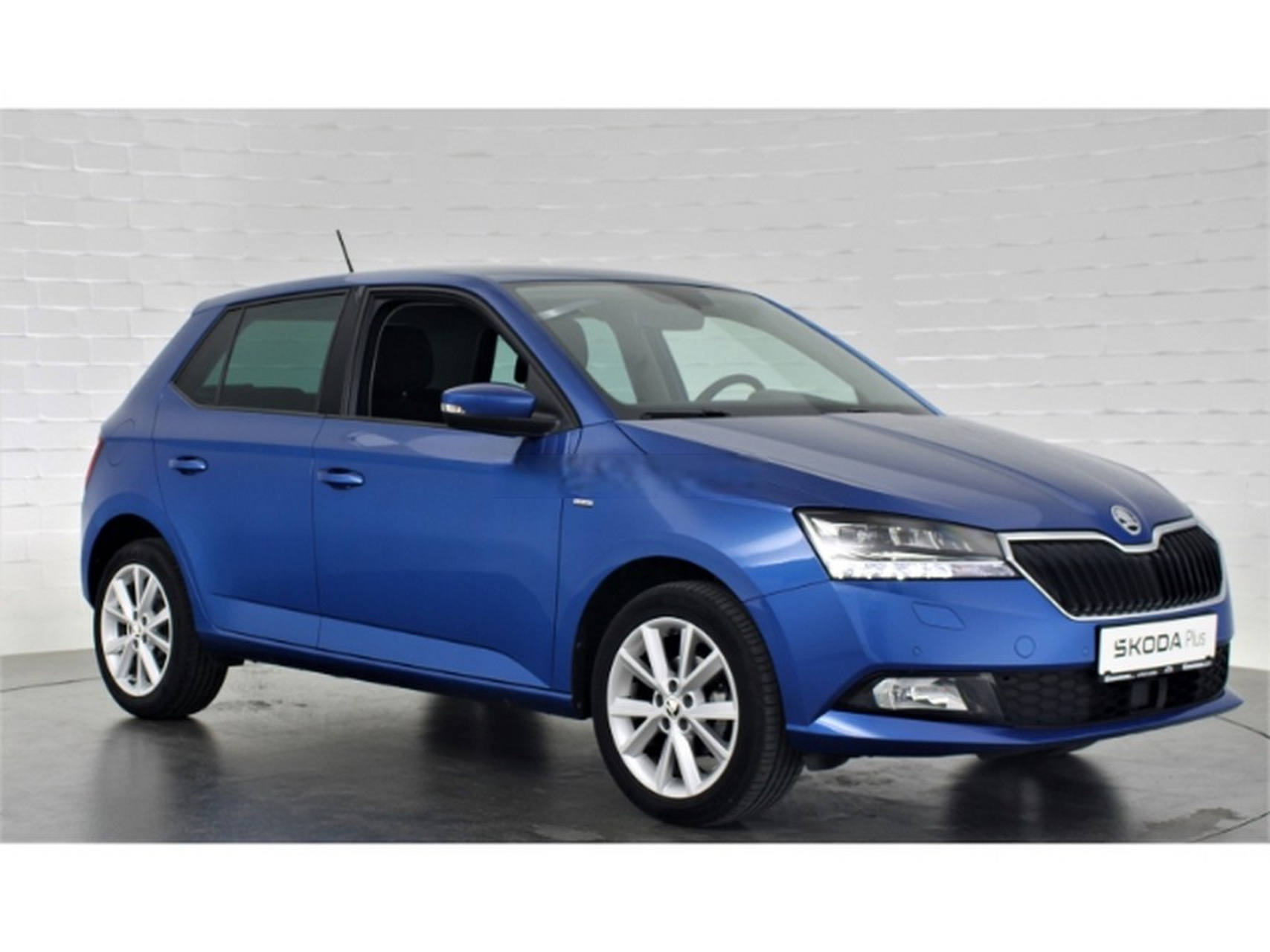 斯柯达法比亚,这玩意国内停产好几年了,开着感觉还行,但是配置忒喽了