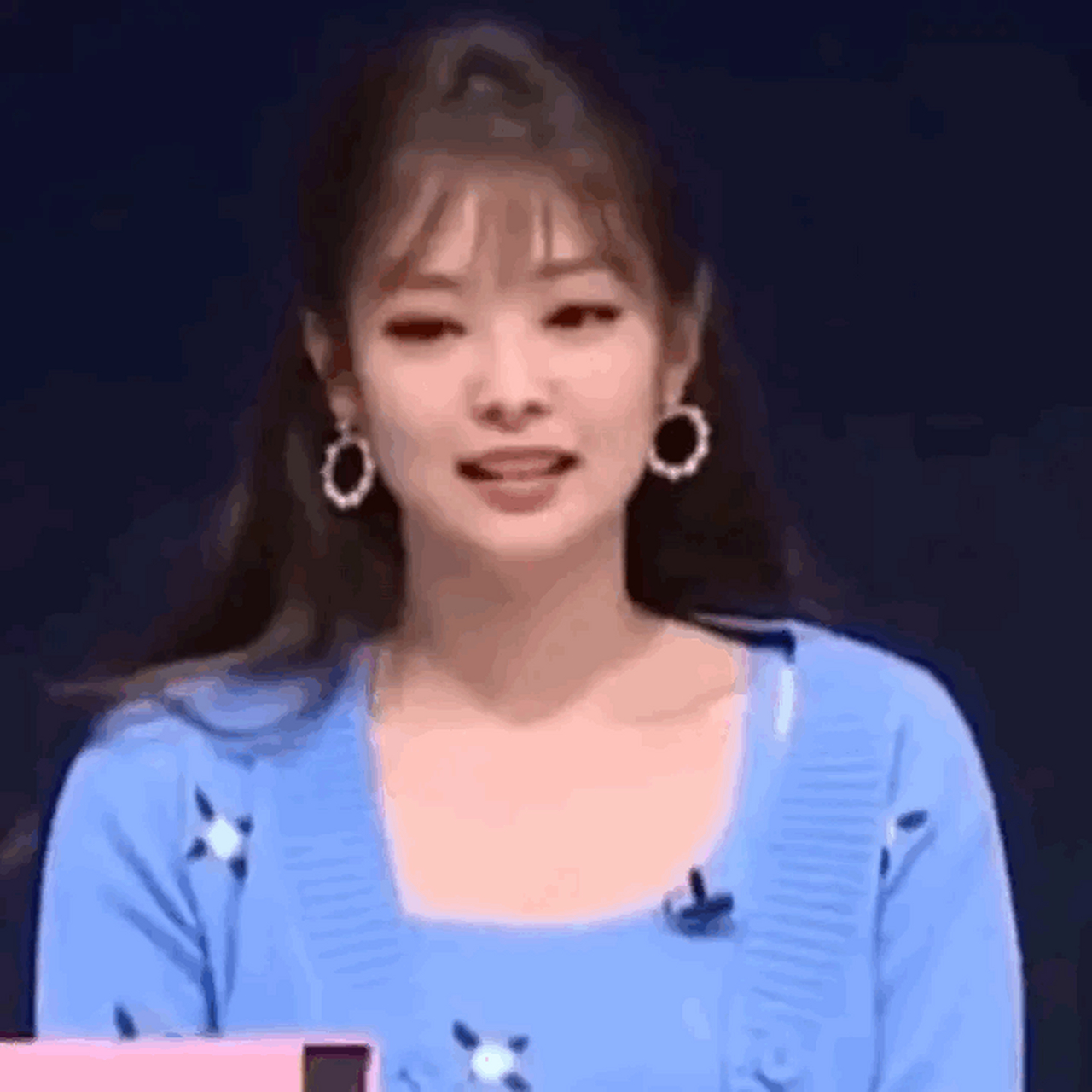 原来jennie也有控制不了自己表情管理的时候[笑哭][笑哭]