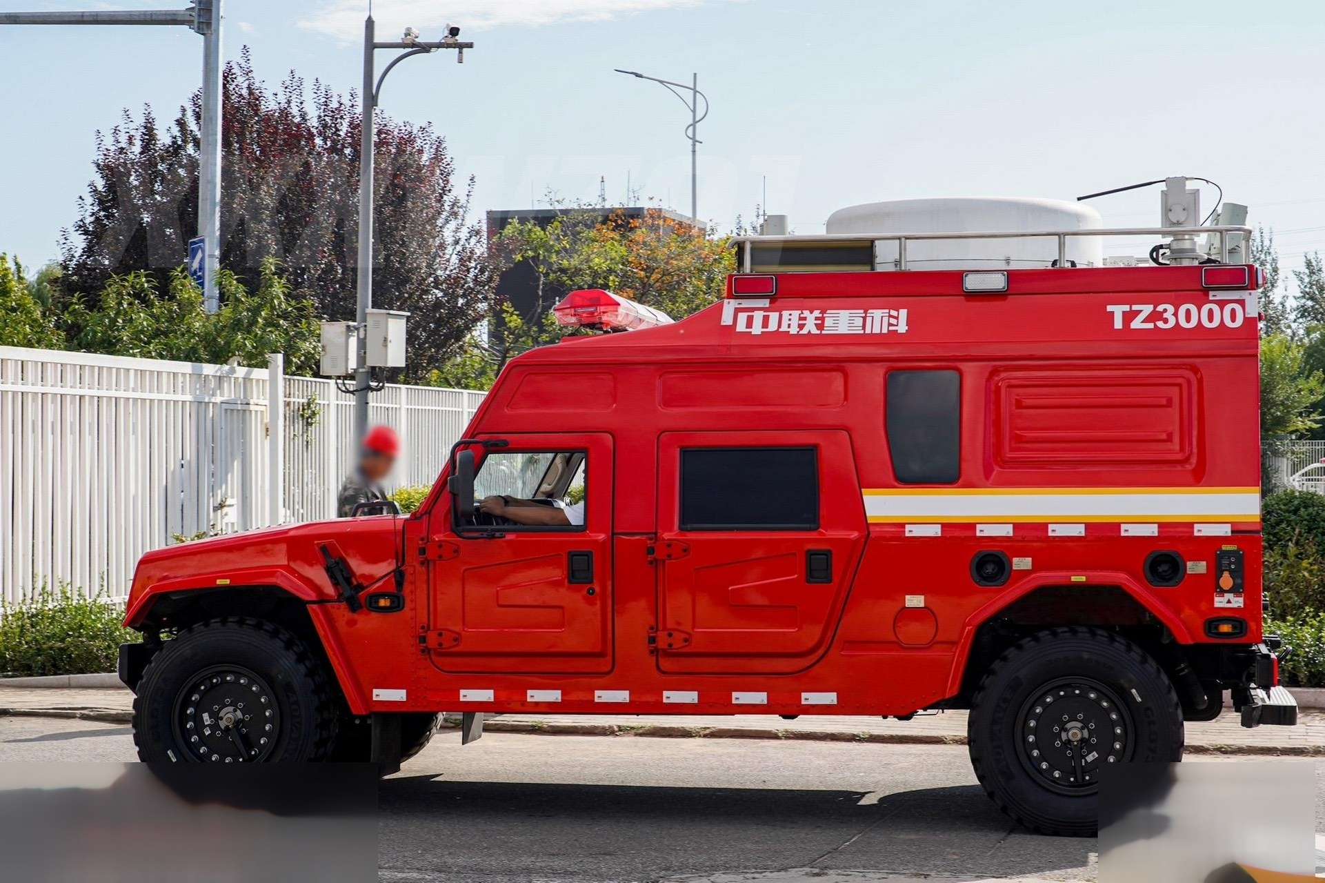 中联重科改装的tz3000通信消防指挥车,采用东风猛士m50 4x4越野底盘!