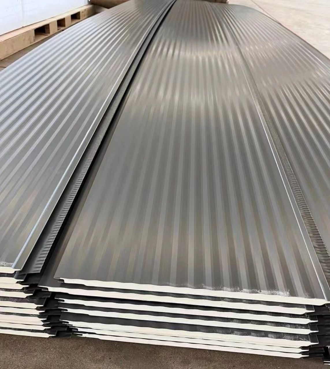 金属雕花板外墙保温装饰一体板 金属雕花板由表面材质,芯材和里面材质