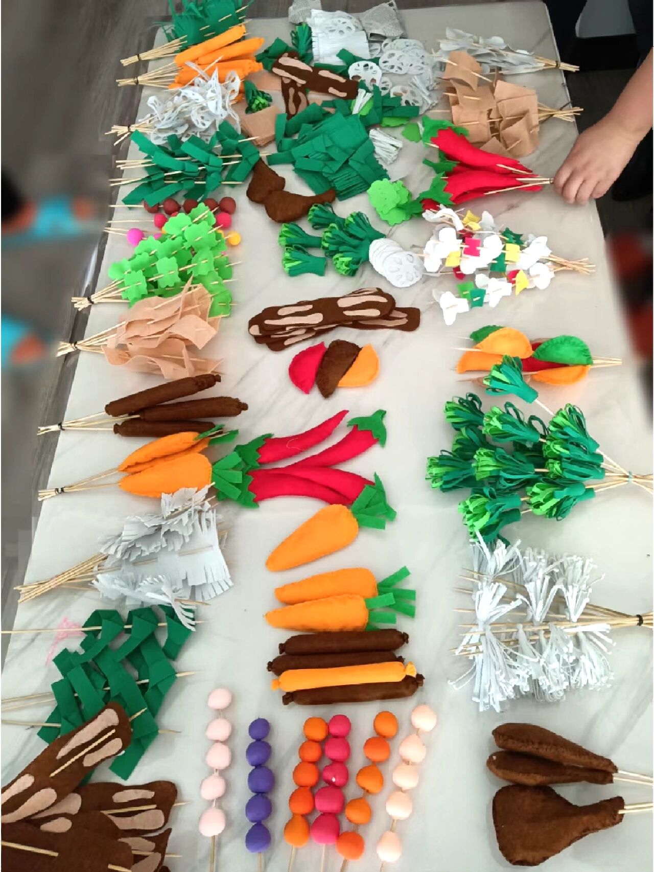 幼儿园手工(烧烤串) 幼儿园区角,烧烤串(不织布,海绵纸)