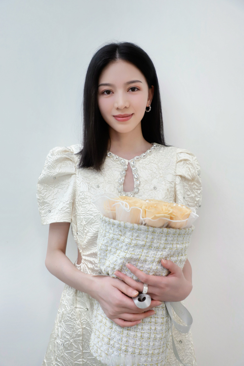 这次汇聚了可爱优秀的演员,还有从未缺席我导演生涯的磊宝.