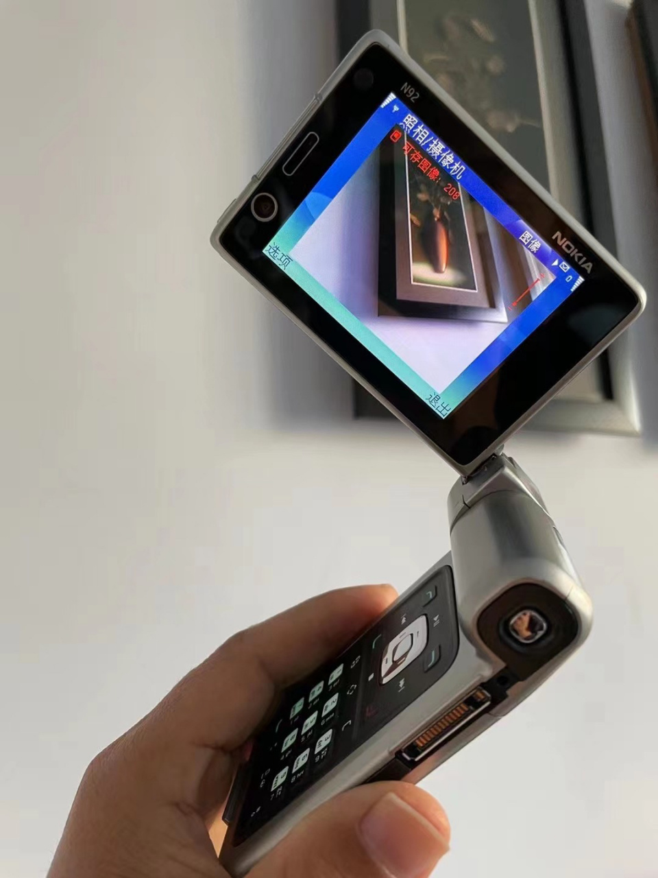 诺基亚 nokia n92 诺基亚n92,也算是诺基亚n系列中的颜值担当了,甚至