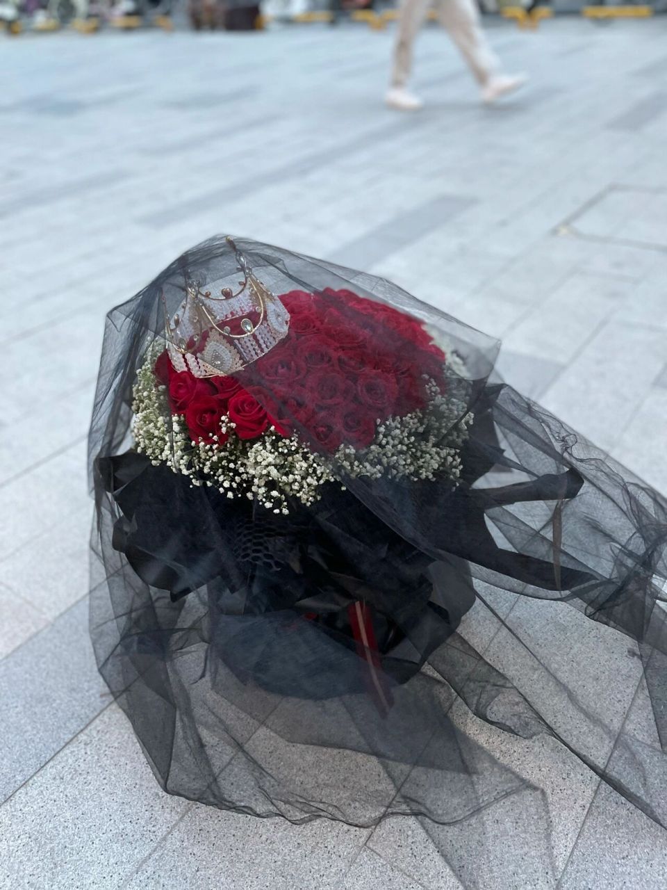 七夕情人节52朵红玫瑰满天星 皇冠黑纱花束