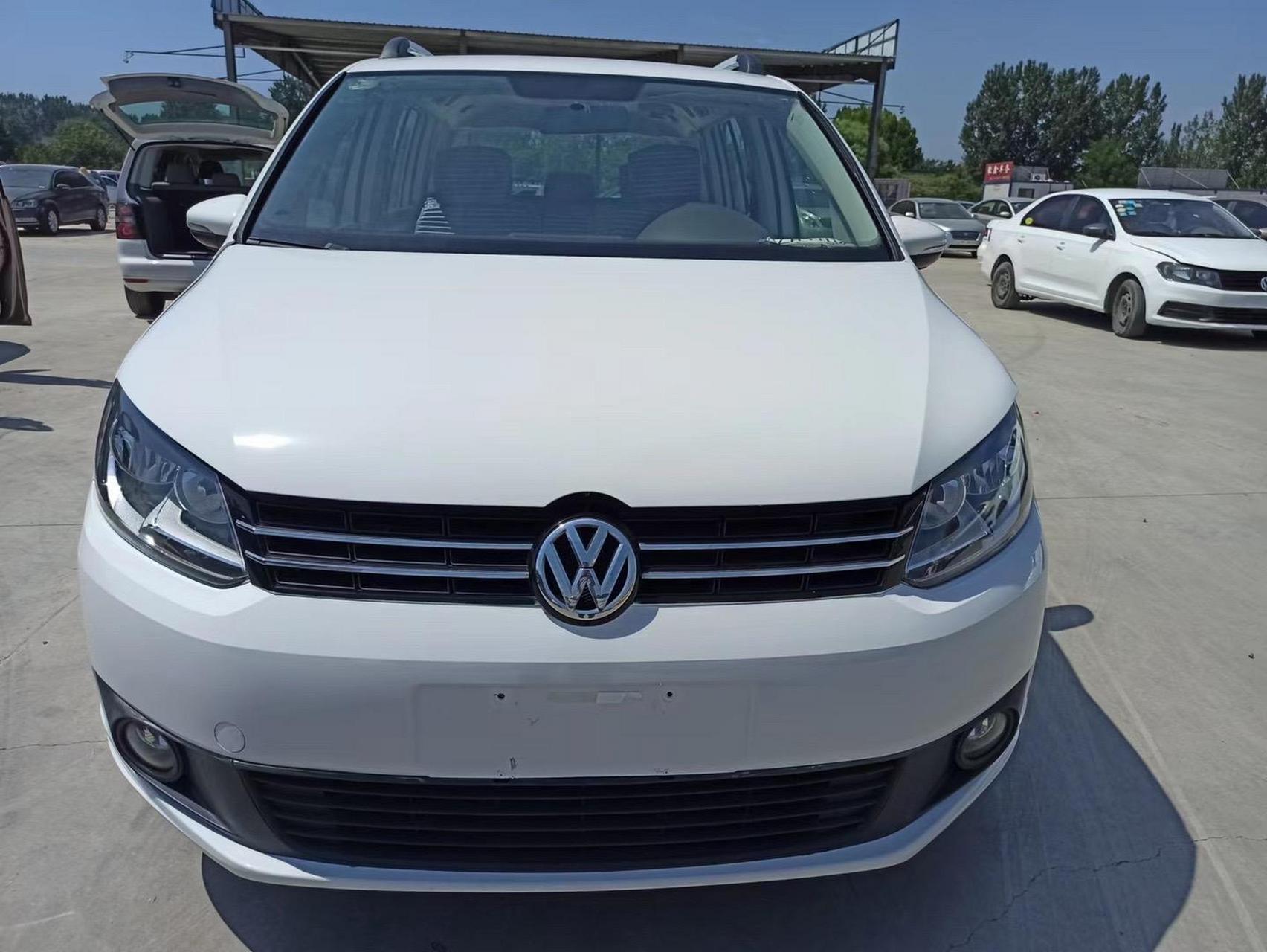 2017年使用的上海大众途安出租车下线小汽车07整备过后的造型.