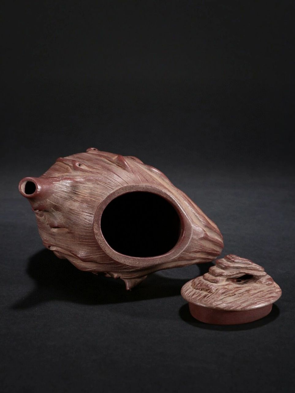 清代 石楳款老紫砂树桩形茶壶 规格:高12cm宽14cm