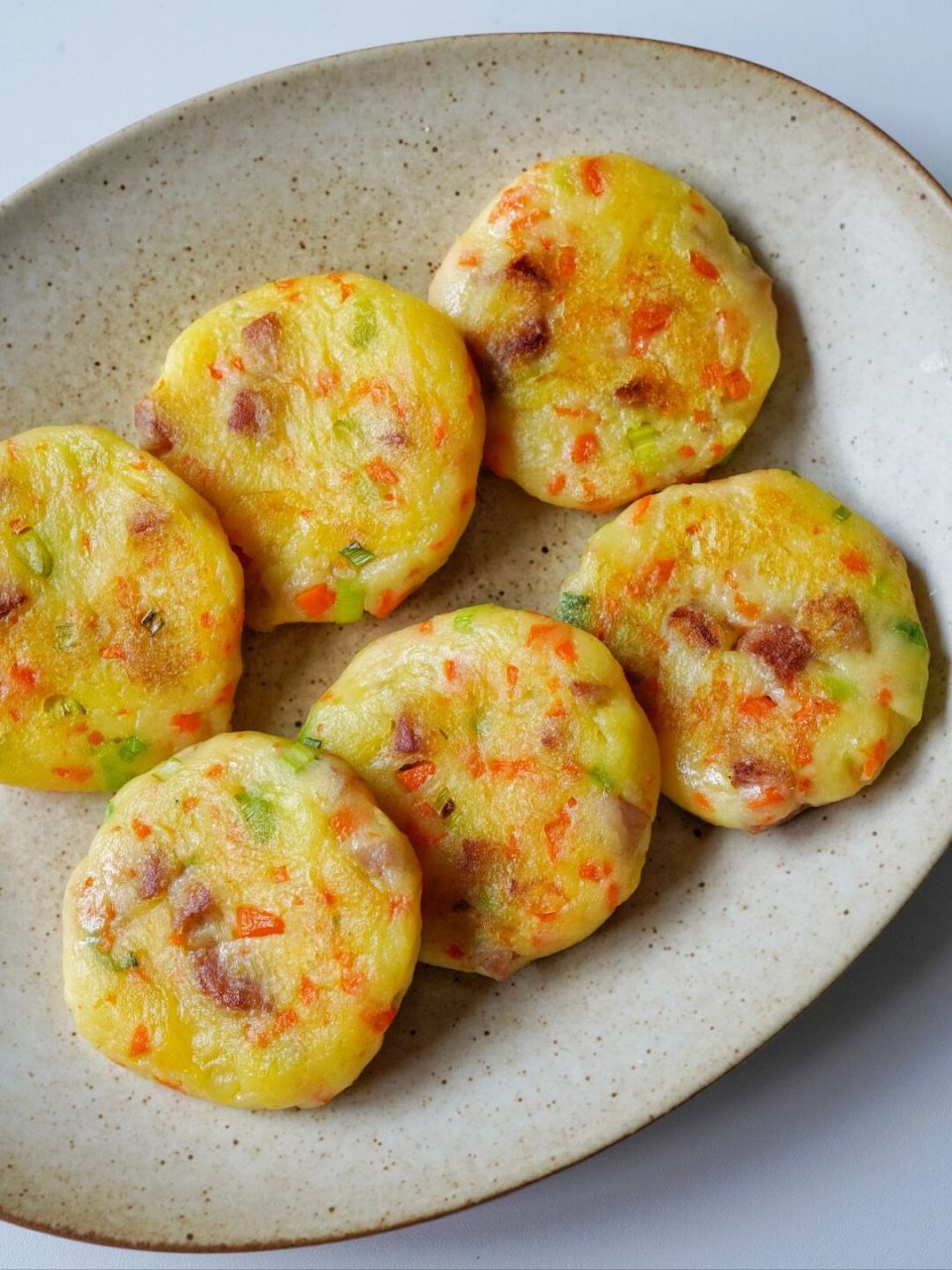 喜欢吃土豆的一定要试试这个软糯咸香的香葱土豆饼,早餐吃太适合了