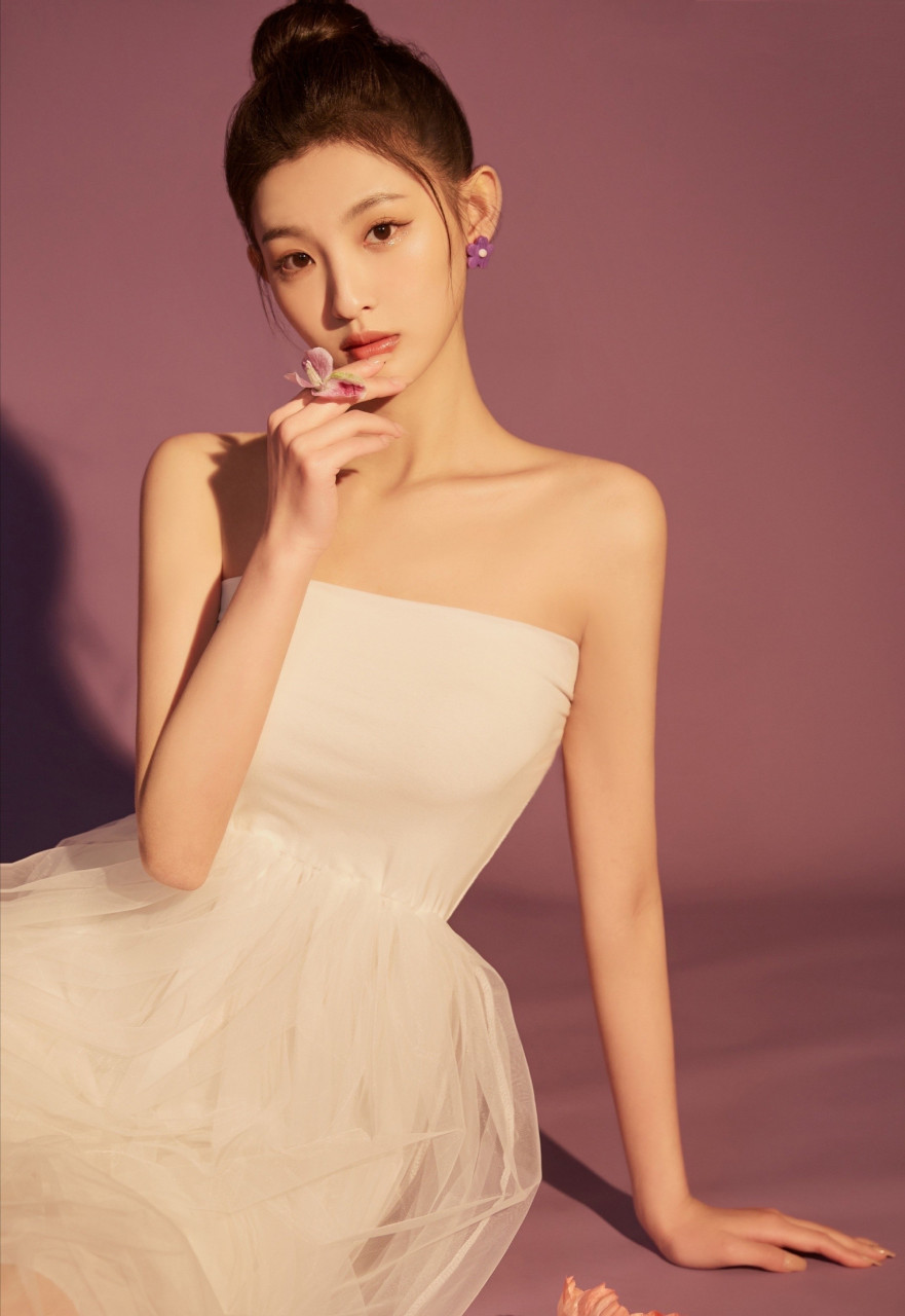 王思洁 出生于2002年9月10日,来自重庆,处女座