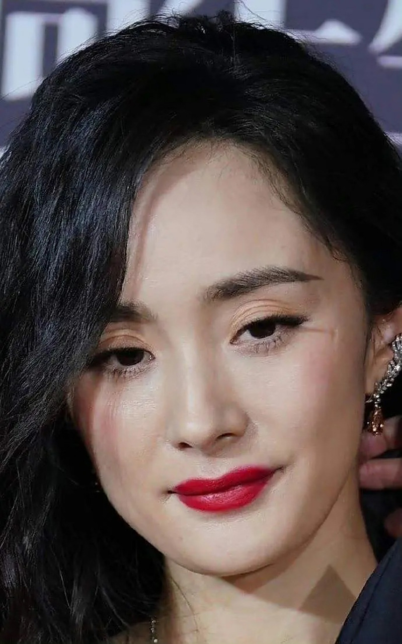 从没见过宽度这么均匀的三眼皮,杨幂真的老了