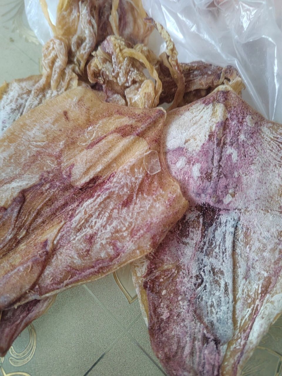 这是坏了吗 鱿鱼干放冰箱保存是不是发霉了?