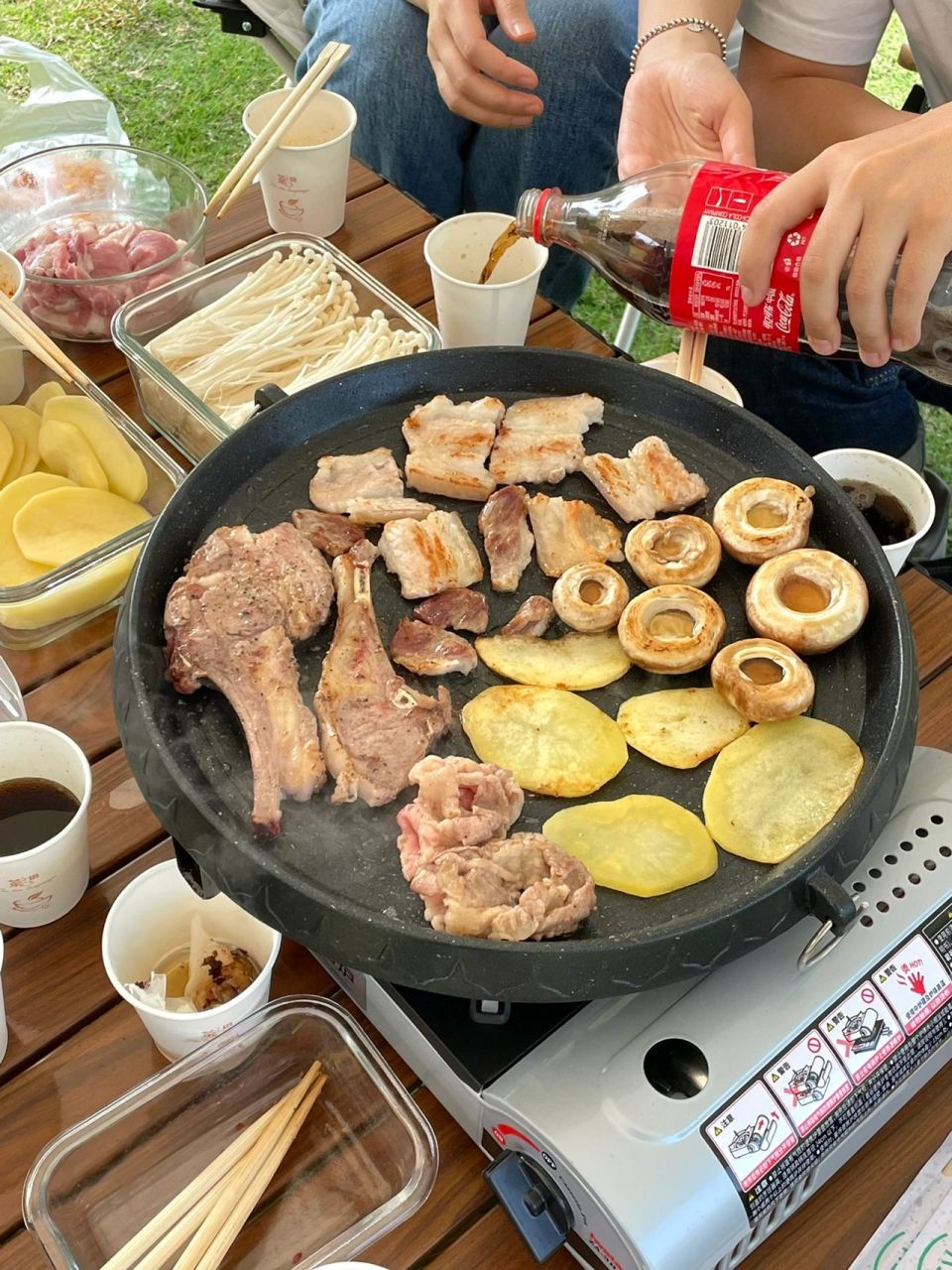 感觉一般30左右的烤盘一定会覆盖到气罐的,买了岩谷的炉子岩谷的气罐