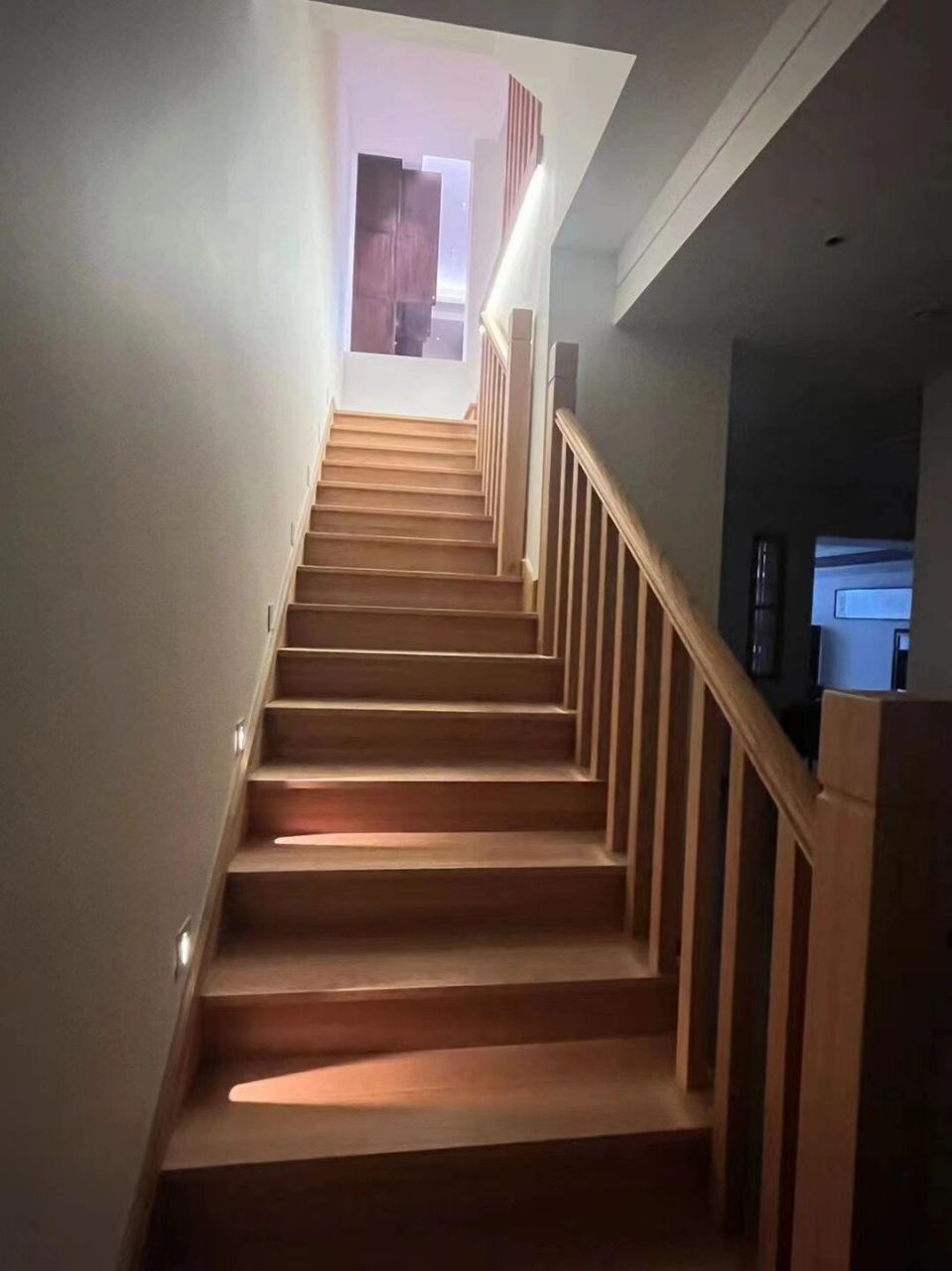 最美红橡实木楼梯    今年做了很多红橡木楼梯,给大家介绍一下红橡