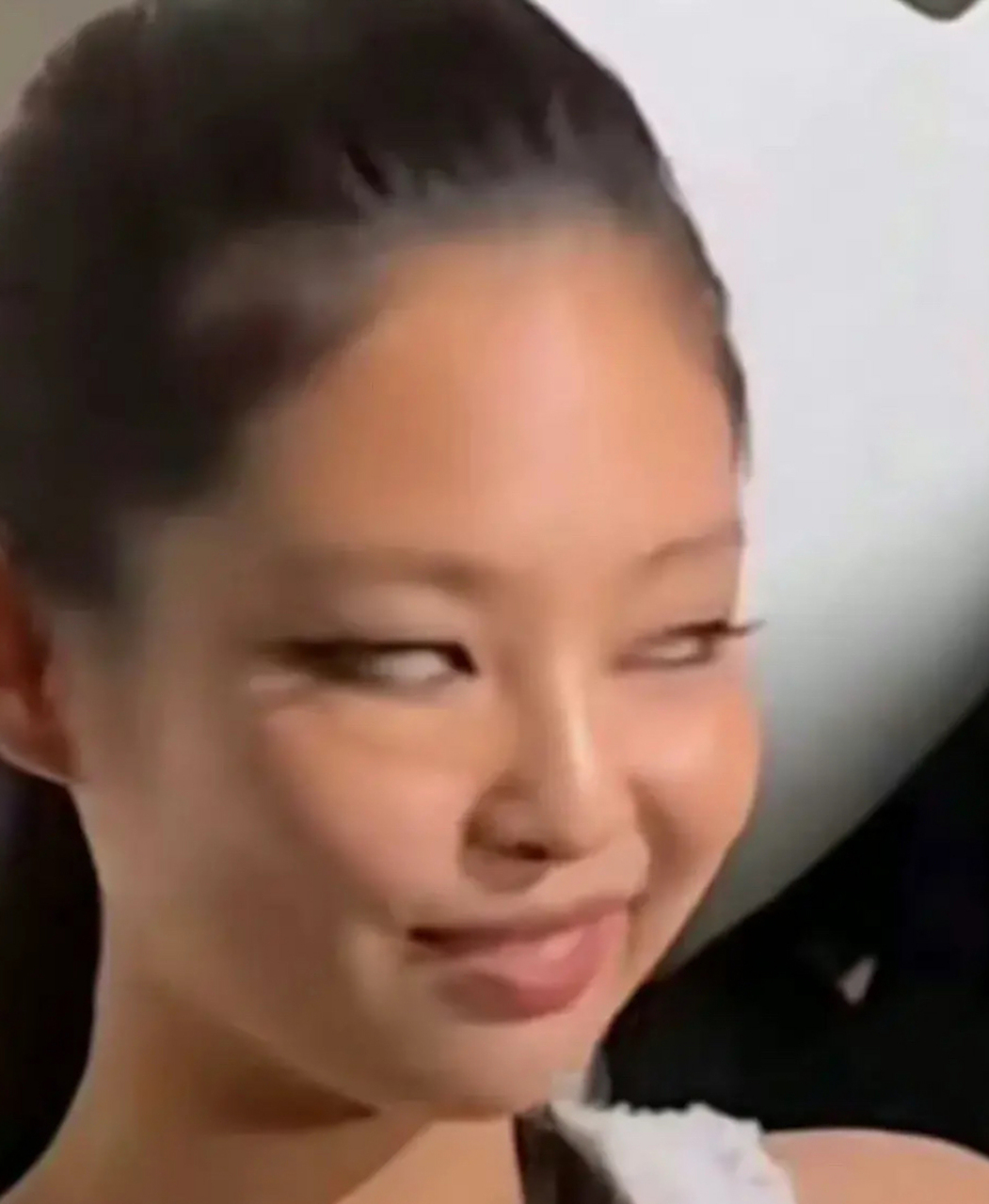 90jennie一直都很喜欢翻白眼,这或许正是她酷炫拽妹的个性特征吧!