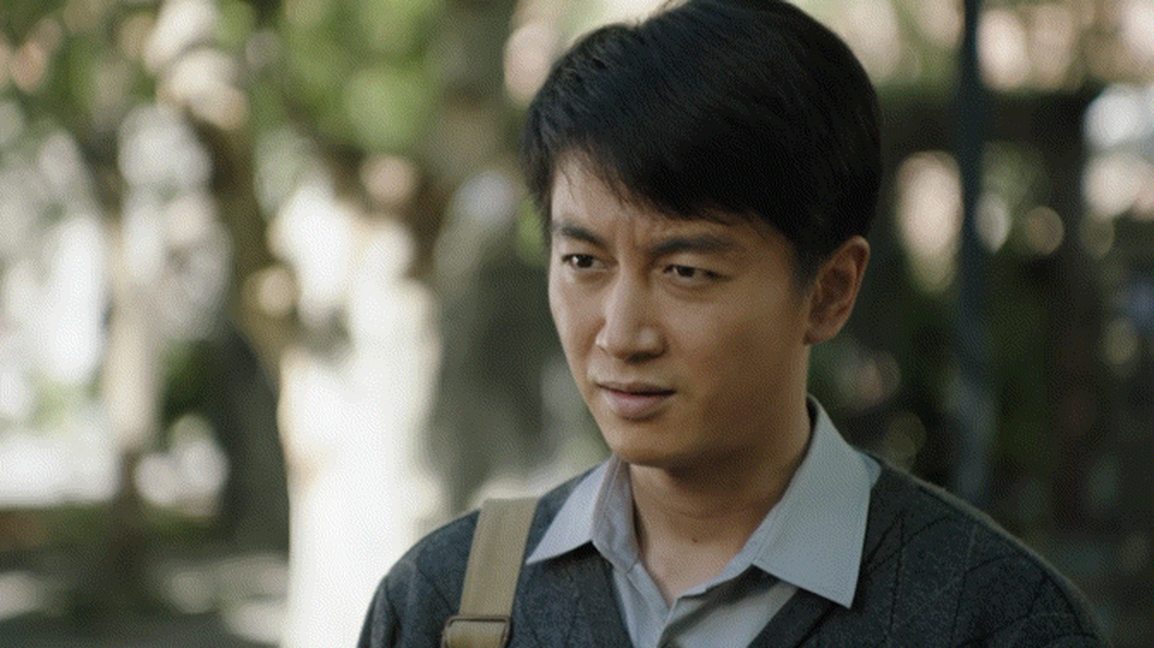 陈晓饰演的高加林的眼神中全是欣赏和留恋,果然你不爱他的时候他最爱