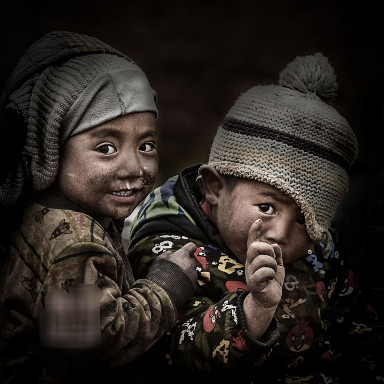 川西大凉山彝族村落里的儿童,黑白分明的大眼睛,煞是惹人怜爱.