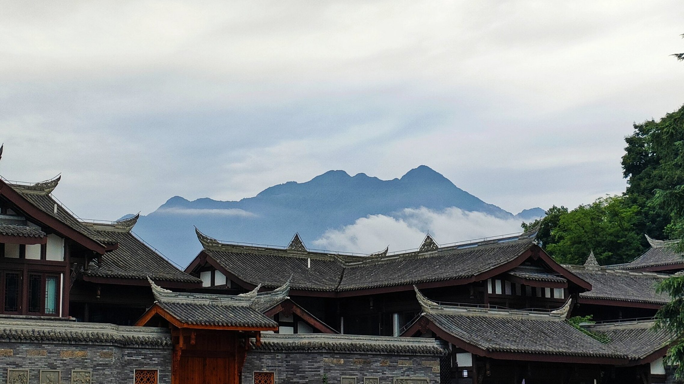 成都周边的小众爬山路线 92【概况】: 成都都江堰市的【灵岩山】是