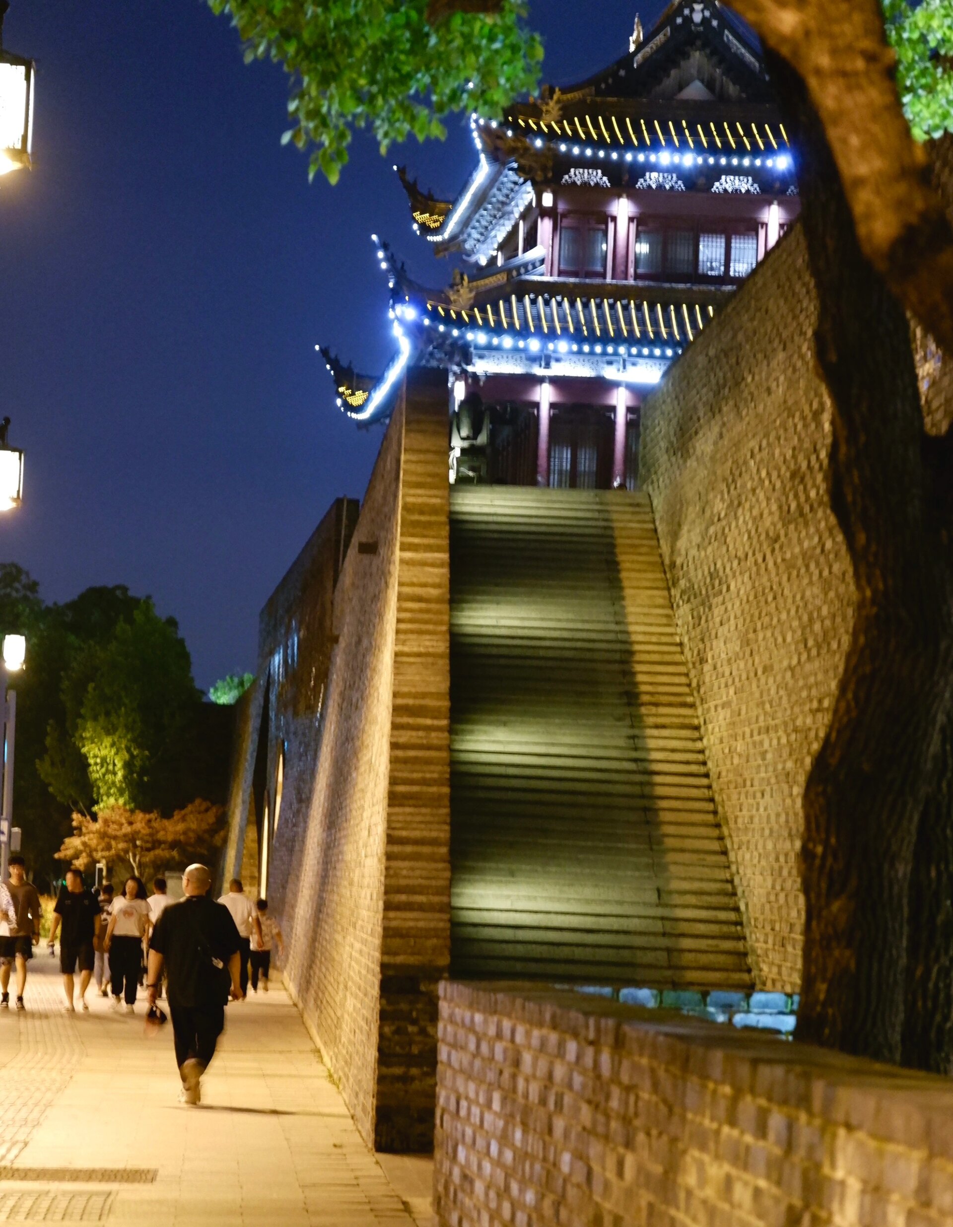 9115苏州火车站的夜景太美了7815
