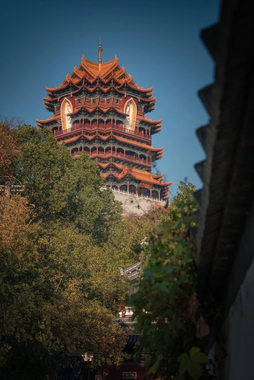 暖阳下的君山寺