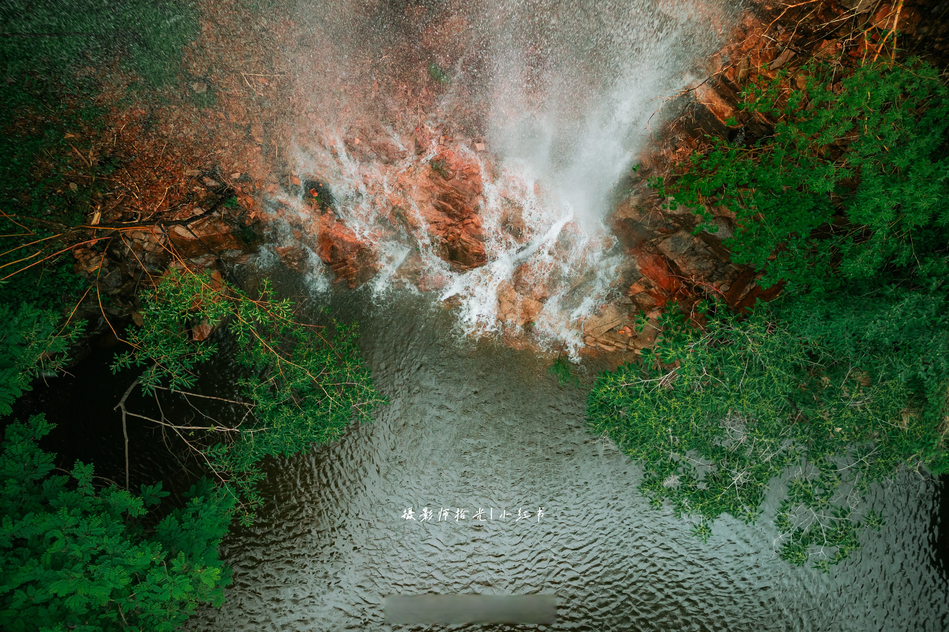 沿着蜿蜒小径深入山谷,溪水叮咚作响,两旁山花肆意绽放,却不见游人