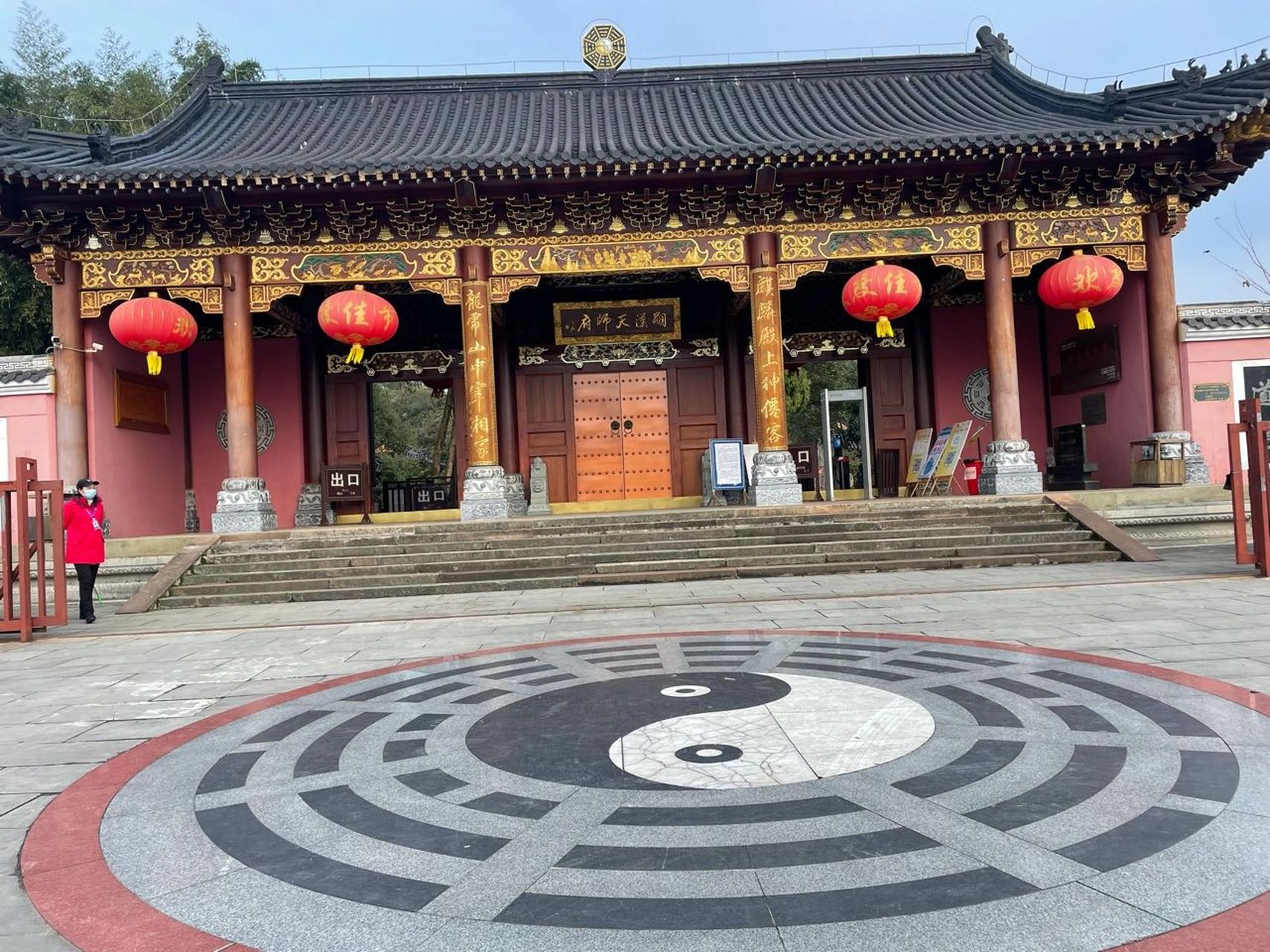 道教圣地龙虎山 龙虎山是道教的发源地,有着道教名山之称,以丹霞绝美