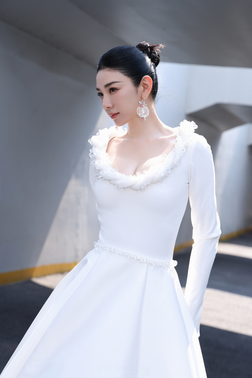 黄奕 @黄奕 一袭白裙亮相第二十五届上海国际电影节,佳人倩影,钻光